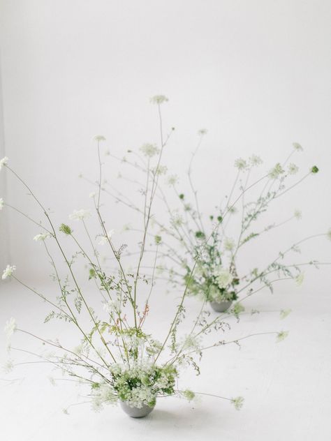 Feminine, Minimal Wedding Floral Design Wedding Floral Design, Preowned Wedding Dresses, Minimal Wedding, Wedding Flower Arrangements, Wedding Centerpiece, Arte Floral, Wedding Floral, Floral Centerpieces, Wedding Design