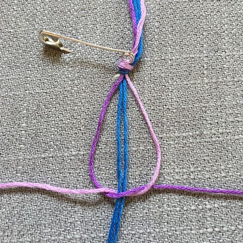 Making Friendship Bracelets Tutorials, Woven Friendship Bracelets Pattern, Easy Friendship Bracelets For Kids, 6 String Friendship Bracelet, Diy Thread Bracelets, Beginner Friendship Bracelets, Types Of Friendship Bracelets, Easy Bracelet Patterns, Friendship Bracelets Tutorial Beginner