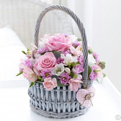 Get well soon Basket Flower Arrangements, Săpunuri Handmade, Gubahan Bunga, Floral Baskets, Flower Arrangements Diy, Beautiful Flower Arrangements, Deco Floral, Beautiful Rose Flowers, Alam Yang Indah