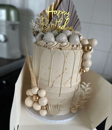 Beige Cake, Frost Form, Birthday 19, Golden Birthday Cakes, Birthday 17, Girly Birthday Cakes, Macaroon Cake, 18th Birthday Decorations, Golden Cake