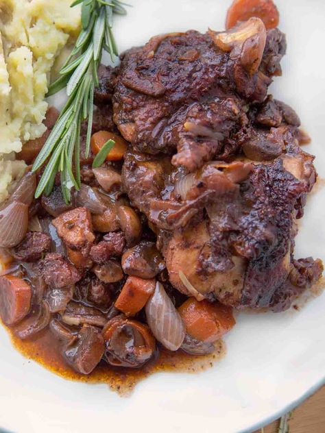 Coq au Vin is a Classic chicken stew, loaded with flavor, making this rustic provincial stew a dish your whole family will love. The chicken is marinated Cow Au Vin Recipe, Foreign Recipes, Coq Au Vin Recipe, Viral Food, Dutch Heritage, Classic French Dishes, Chicken Recipies, Diner Recept, French Recipes