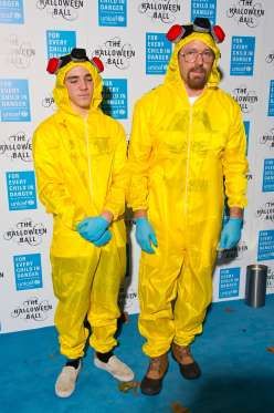 Breaking Bad Halloween, Walter White And Jesse Pinkman, Jesse Pinkman Breaking Bad, Halloween Costumes To Make, Jesse Pinkman, Yellow Suit, Guy Ritchie, Walter White, Pink Men