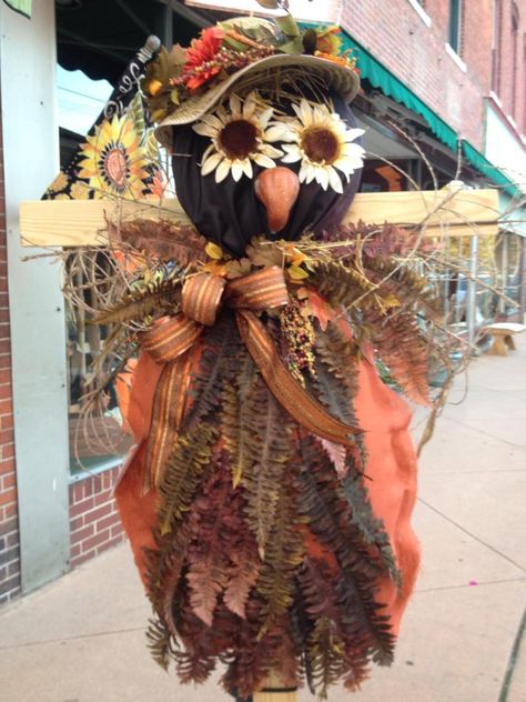 Owl Scarecrow. Scarecrow Festival, Snow Hill. Maryland! Sassy Girl Boutique's entry, "Hootin' It Up!" Owl Scarecrow Ideas, Scarecrow Ideas For Contest Festivals, Scarecrow Contest, Scarecrow Ideas, Scarecrow Decorations, Scarecrow Festival, Fall Yard Decor, Scarecrows For Garden, Scare Crow