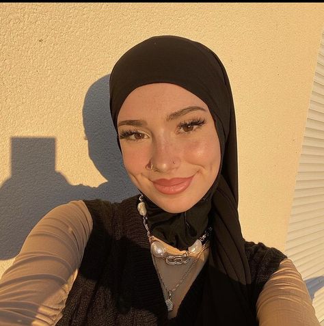 Girls With Nose Piercing, Cute Nose Piercings, Arabic Clothing, Hijab Fashion Summer, Hijabi Fits, Street Hijab Fashion, Hijabi Fashion Casual, Arab Beauty, Beautiful Muslim Women