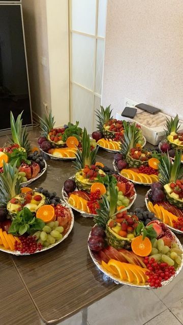 Fruit Platter Designs Presentation, Fruits On Table, Fruit Platter Ideas, Fruit Presentation, Edible Fruit Arrangements, Fruit Buffet, Fruit Table, Amazing Food Platters, Fruit Platter Designs