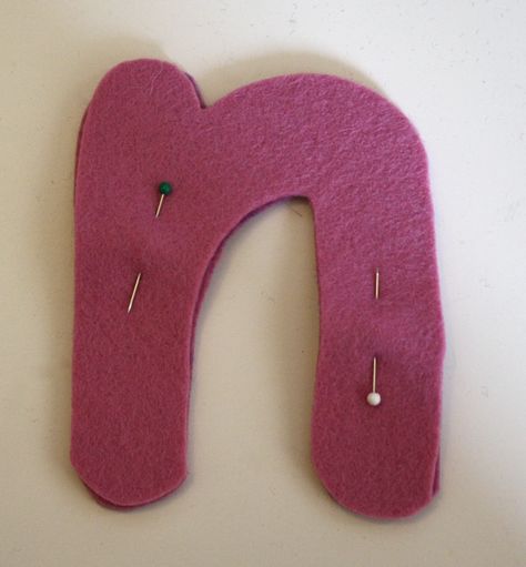 Homemade Toys: Felt Stuffed Letters (Easy Sewing Project) Stuffed Felt Letters, Stuffed Letters, Sewing Letters, Felt Keychain, Idee Babyshower, Alphabet Stencils, Homemade Toys, Felt Letters, Diy Letters