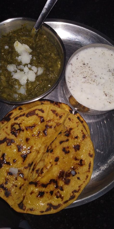 Saag Roti Snapchat Story, Dhaba Food Snapchat, Sehri Food Snapchat, Sehri Food, Roti Snap, Food Snapchat Story, Saag Recipe, Indian Fast Food, Indian Food Photography