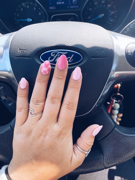 Trendy pink nails // summer // acrylic // oval Gel Nails Oval Shape, Small Oval Nails, Gel Nails Oval, Summer Oval Nails, Nails Oval Shape, Nana Nails, Nails Oval, Summer Acrylic, Summer Gel Nails