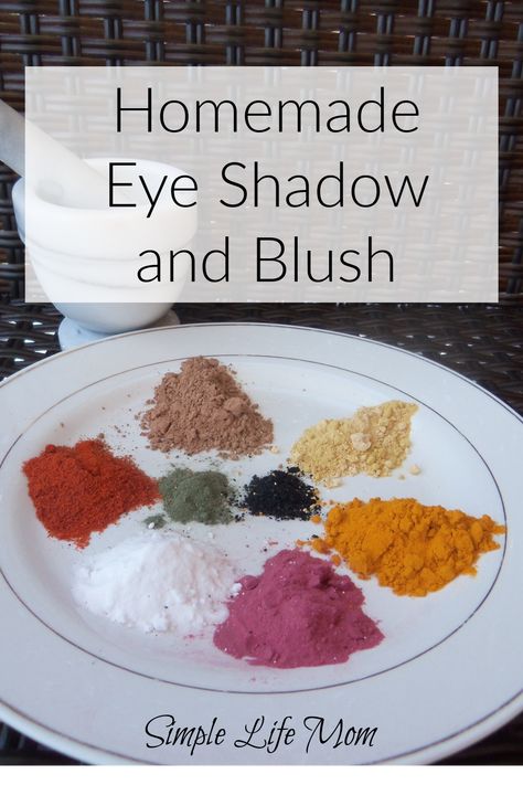 Diy Eye Shadow Natural, Diy Natural Makeup Recipes, Diy Eyeshadow Recipe, Natural Makeup Diy, Homemade Eyeshadow, Diy Eye Shadow, Diy Eye Makeup, Making Makeup, Homemade Lipstick