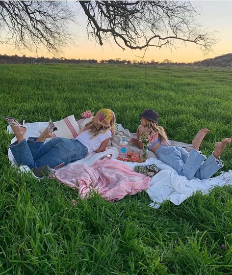 Picnic Pictures, Foto Glamour, Lev Livet, Picnic Inspiration, Friends Aesthetic, Photographie Inspo, Summer Plans, Best Friend Goals, A Picnic