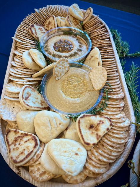 Another quick and easy idea, hummus and naan bread. Just add some crackers and it’s a healthy snack for adults. Naan And Hummus, Hummus And Naan, Hummus And Crackers, Sharkcoochie Boards, Hummus Board, Hummus Crackers, Snack For Adults, Cooking Receipe, Bread Display