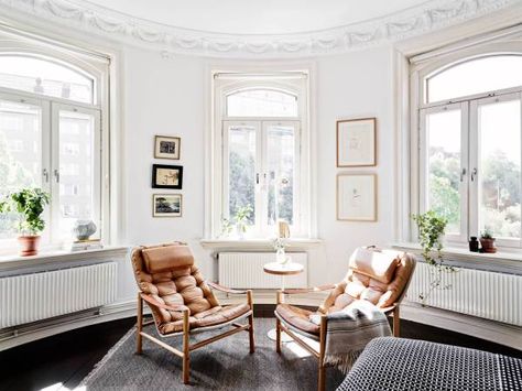 swedish-home-10 Vintage Leather Chairs, Apartment Chic, Leather Chairs, Leather Accent Chair, A Living Room, Scandinavian Home, Leather Chair, Home Fashion, Accent Chair