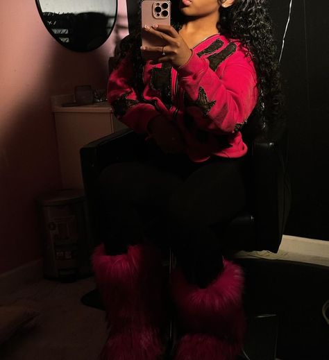 Melanin Outfits, Pink Fur Boots, Fur Boots Outfit, Black Fur Boots, Cute Online Clothing Stores, Winter Boots Outfits, Black Boots Outfit, Boots Outfits, Pics Inspo