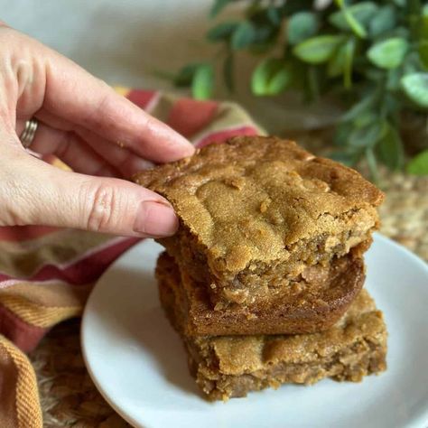 Peanut Butter Blondes, Graham Cracker Toffee, Peanut Butter Blondies, Healthy Meal Recipes, Dietitian Recipes, No Bake Banana Pudding, Bar Desserts, Cracker Toffee, Cookie Cake Pie