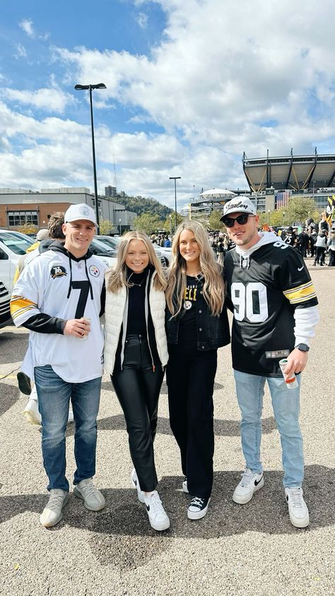 Get ready for the big game with these football game outfit ideas. From comfy jerseys and jeans to chic team-colored dresses, there's a look for every ... Fall Game Day Outfit College, Nfl Game Outfit, Game Outfit Ideas, Outfits 2023 Fall, Monochrome Nails, Fall Outfits 2023, Football Girlfriend, Game Outfit, Tailgate Outfit