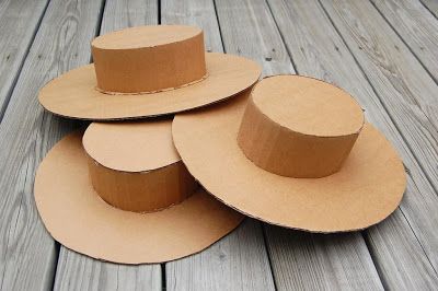 Como hacer un sombrero                                                                                                                                                                                 Más Cardboard Challenge, Cardboard Hat, Abc Crafts, Film Club, Fun Hats, Crazy Hat, Hat Template, Tea Hats, Ikat Bag