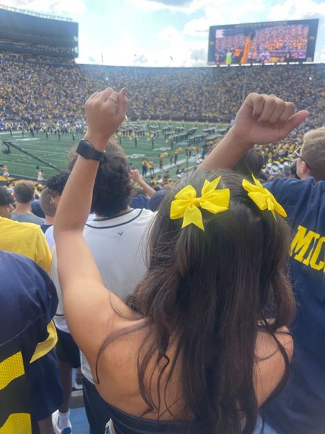 Umich Aesthetic Wallpaper, University Of Michigan Game Day Outfit, Michigan University Aesthetic, Umich Campus, Umich Game Day Outfit, Umich Dorm, Umich Game Day, University Of Michigan Aesthetic, Umich Gameday