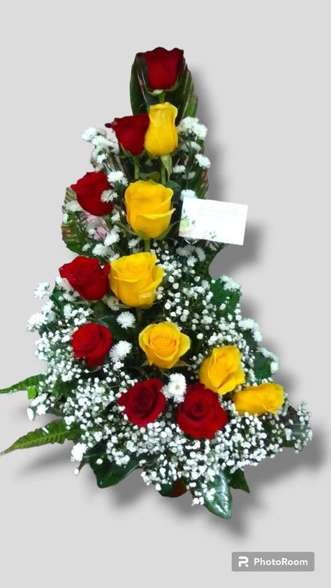 Ikebana fresh flowers arrangements Flowers Arrangements Ideas, Edible Fruit Arrangements, Red And Yellow Roses, Good Night Flowers, Fruit Arrangements, Creative Flower Arrangements, Flower Arrangements Simple, Church Flowers, Flowers Arrangements