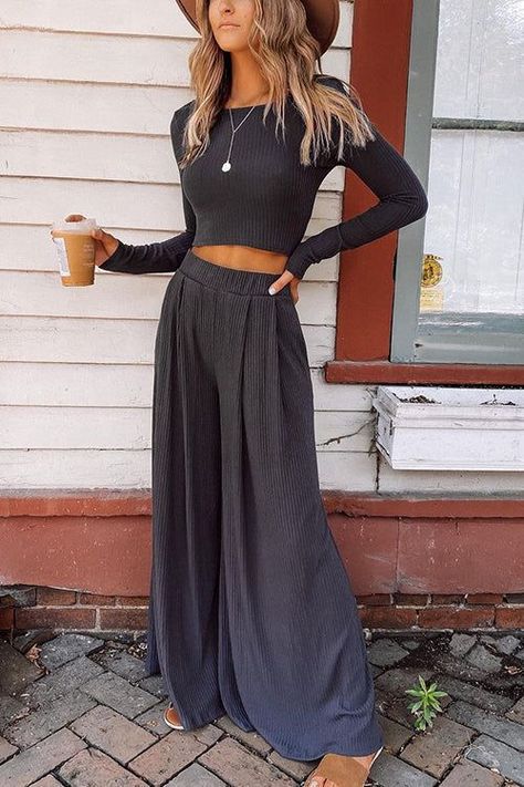 Autumn Sewing, Crop Wide Leg Pants, Wfh Outfits, Look Boho Chic, Mode Hippie, Cropped Wide Leg Pants, Mode Boho, Outfit Jeans, Women Set