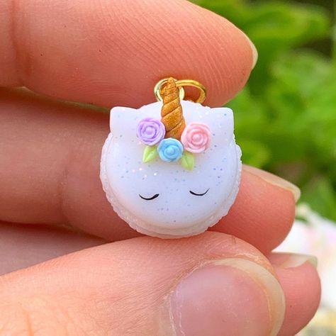 Lena | polymer clay artist on Instagram: “Unicorn macaron! 🦄 Swipe to see the rainbow filling! 🌈 Unfortunately I ripped the eyelashes off while cleaning the charm but I think it’s…” Unicorn Macaron, Polymer Clay Cake, Clay Artist, Mini Dessert, Tutorial Ideas, Unicorn Cupcakes, Unicorn Cake, Polymer Clay Charms, Polymer Clay Creations