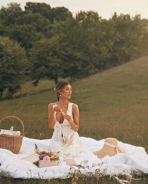 Picnic Photo Shoot, London Photoshoot, Nature Landscape Photography, Wineries Outfit, Creative Fashion Photography, Beautiful Photoshoot Ideas, Dreamy Photography, Fairytale Photography, Summer Photoshoot