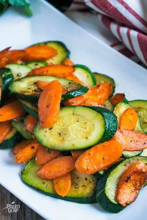 Carrots And Zucchini, Zucchini Dinner Recipes, Resep Vegan, Sauteed Carrots, Resep Salad, Diet Vegetarian, Veggie Side Dishes, Diet Keto, Quick Healthy