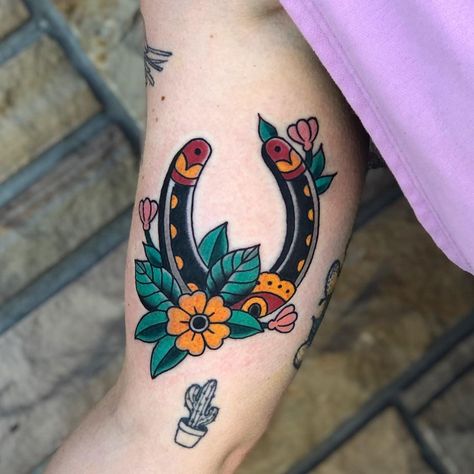 Traditional Tattoo Horse, Horseshoe Tattoo, Horse Shoe Tattoo, Cowgirl Tattoos, Western Tattoos, Retro Tattoos, Guitar Tattoo, Traditional Tattoo Sleeve, Traditional Tattoo Art