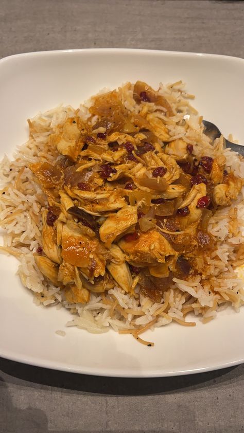 Chicken Tumeric Rice, Persian Rice Recipe Basmati, Persian Basmati Rice, Rice Aesthetic, Chicken Broth Rice, Persian Chicken And Rice Iranian Food, Broth Rice, Jeweled Persian Rice Pilaf, Healthy Plate