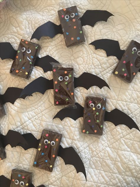 Halloween brownie bats. Made using cardboard paper, Little Debbie cosmic brownies, and googly eyes. All supplies found at Target. #halloweenparty #halloweencraftsforkids #halloweenfood #inexpensive #cheap #bats #brownies #cosmicbrownies #LittleDebbie Bat Brownies, Adult Halloween Party Ideas, Veselý Halloween, Dulceros Halloween, Halloween Brownies, Dekorasi Halloween, Halloween School Treats, Halloween Class Party, Dulces Halloween