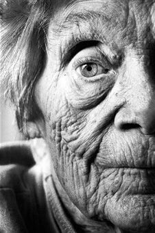 SUBJECT MATTER: Wrinkled skin- a symbol of human growth and development of life. The skin cells and general texture of the flesh evolves as time goes by. Old Age Makeup, Growth And Decay, Old Faces, Moisturizer For Oily Skin, Wrinkled Skin, Stage Makeup, Foto Art, Wow Art, Old Woman