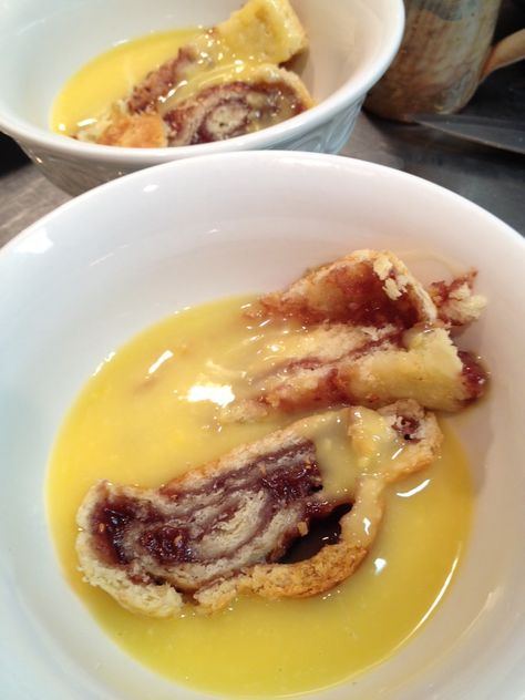 Jam Roly Poly Pudding with Custard Autumn Puddings, Roly Poly Pudding, Suet Recipe, Jam Roly Poly, Suet Pudding, British Pudding, Hot Desserts, Warm Desserts, Homemade Custard