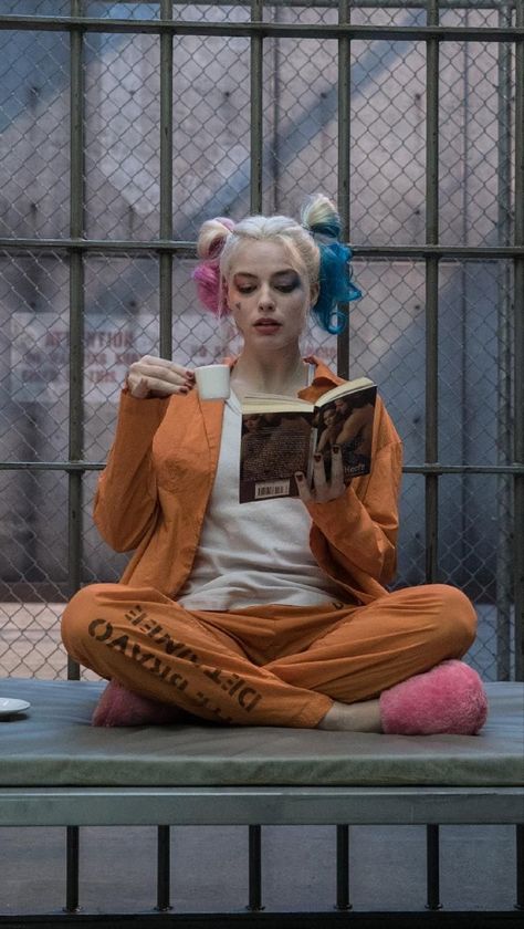 Harleen Quinn, Helloween Wallpaper, Harley Quinn Comic, The Best Films, Woman Reading, Joker And Harley Quinn, Girl Reading, Elle Fanning, Margot Robbie