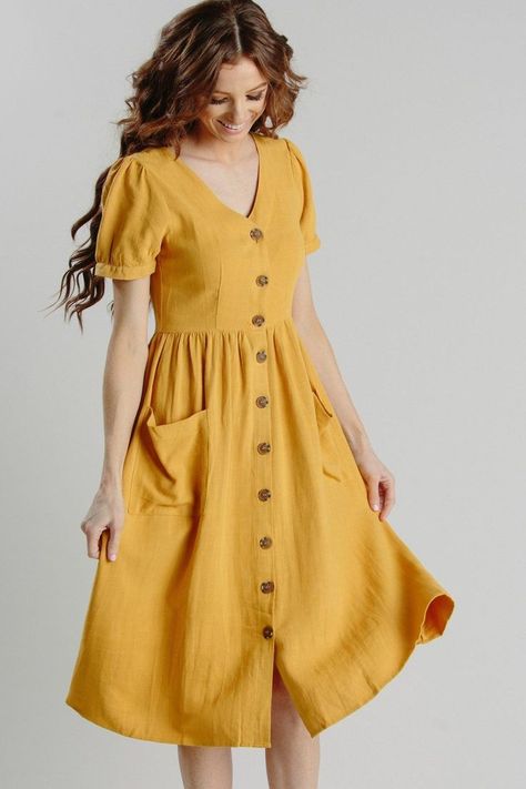 Summer yellow dress Flowy Bridesmaid Dresses, Summer Cocktail Dress, Finger Tips, Mode Inspo, Button Dress, Pusheen, Ladies Dress Design, Yellow Dress, Simple Dresses