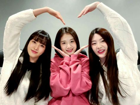 Trio Group Reference, Kpop Trio Pics, Photo Poses 3 Friends, Group Of 3 Poses Friend Pictures, Poses For 3 Best Friends, 3 Friends Photo Poses, Kpop Poses Photo Ideas, Two Sister Photography Poses, Trio Poses Reference Friends