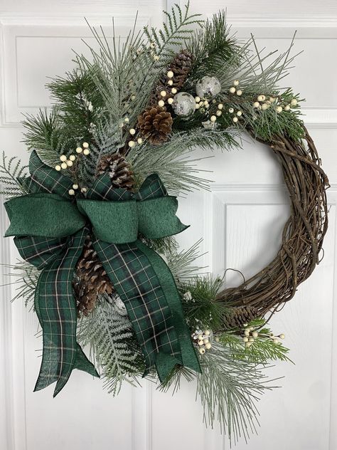 Winter Pinecone Wreath, Christmas Wreath Ideas 2023, Christmas Door Wreaths Diy, Christmas Wreaths For Front Door Diy, Winter Door Wreaths, Christmas Wresth, Crescent Wreath, Julkransar Diy, Green Christmas Wreath