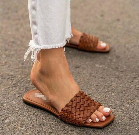 Trendy Slippers, Fancy Sandals, Trendy Flats, Trendy Heels, Pretty Sandals, Slider Sandals, Fashion Shoes Flats, Stunning Shoes, Chic Shoes