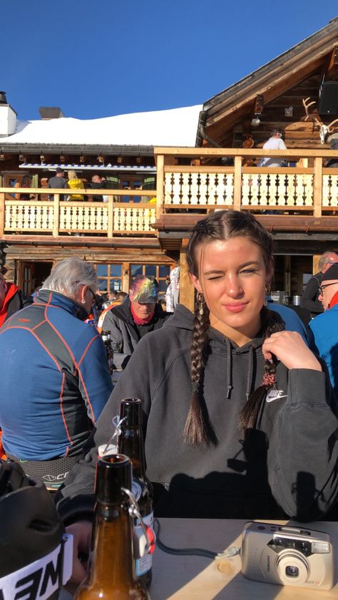 Ski Hairstyle, Ski Girl Aesthetic, Girls Ski Trip, Mode Au Ski, Ski Fits, Chalet Girl, Ski Pics, Snow Weather, Ski Pictures