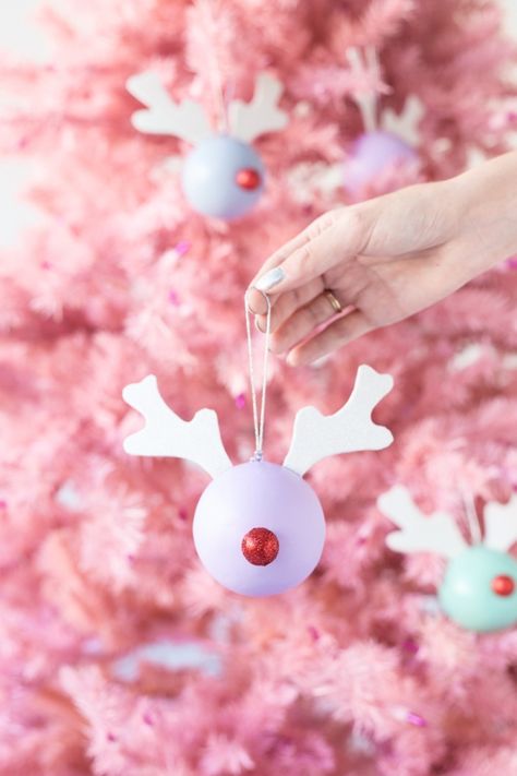 DIY Rudolph Ornaments Rudolph Ornaments, Easy To Make Christmas Ornaments, A Pink Christmas, Colorful Ornaments, Pink Tree, Studio Diy, Navidad Diy, Pink Christmas Tree, Easy Christmas Diy