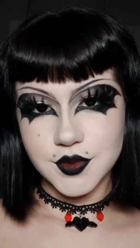 notvrna on Instagram: 🥀🦇Delineado asa de morcego🦇🥀 • • • • #makeup #makeuptutorial #mua #halloween #halloween2021 #reels #explorar #explore #goth Goth Makeup Looks, Trad Goth Makeup, Goth Eye Makeup, Elegant Goth, Goth Club, Goth Stuff, Trad Goth, Punk Makeup, Alt Makeup