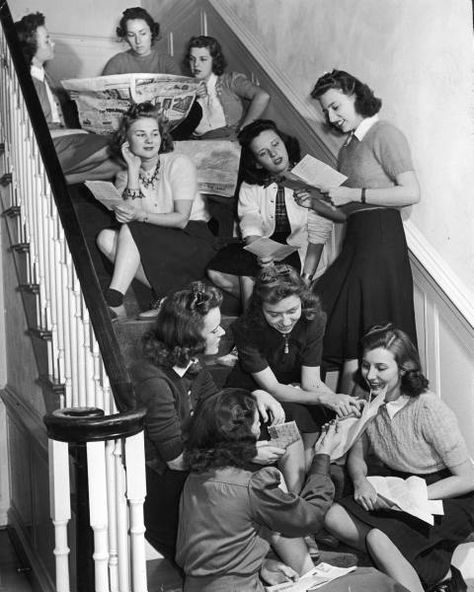 Members of the Kappa Alpha Theta sorority at the University of Kansas gathering on the stairs of their house to read letters from home and the daily news. Vintage Sorority, Sorority Pictures, Formal Photos, Girls Reading, Sorority Girls, College Things, Recruitment Ideas, Read Letters, Sorority House