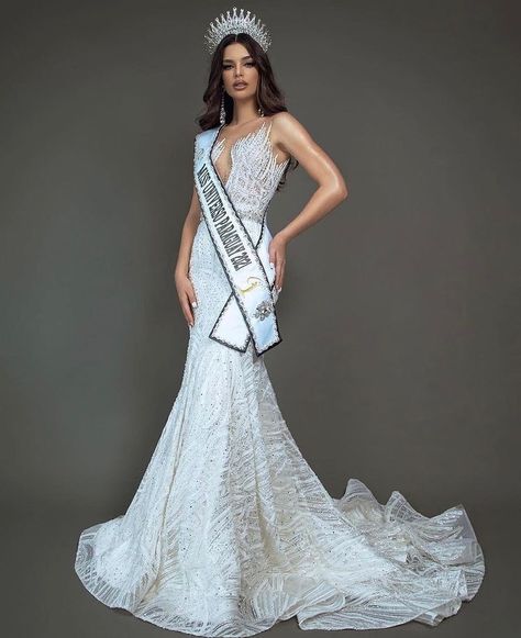 Pageant Queens Photoshoot, Miss Universe Dresses Gowns, Photoshoot Gown Ideas, Pageant Photoshoot Poses, Best Miss Universe Gowns, Pagent Outfit Ideas, Poses With Crown, Pageant Poses Photography, Beauty Pageant Photoshoot