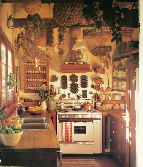 Vintage Stove, Old Fashioned Kitchen, Country Vintage, Antique Kitchen, Cute House, Old Kitchen, Dream Apartment, Dream House Interior, Dream Rooms