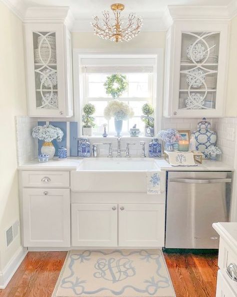 Grand Millennial Apartment, Grandmellinial Decor, Grand Millennial Kitchen, Millennial Apartment, Hamptons Farmhouse, Blue White Kitchens, Grandmillennial Style, Coastal Christmas Decor, Grand Millennial