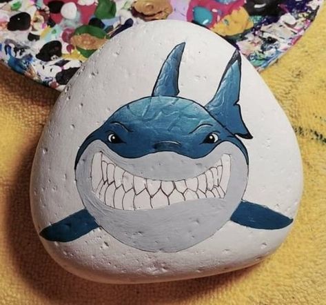 Shark Rock Painting Ideas, Beach Painted Rocks Ideas, Shark Painted Rocks, Shark Painting, Fish Rocks, Shell Painting, Stone Pictures Pebble Art, Garden Rock Art, Diy Rock Art