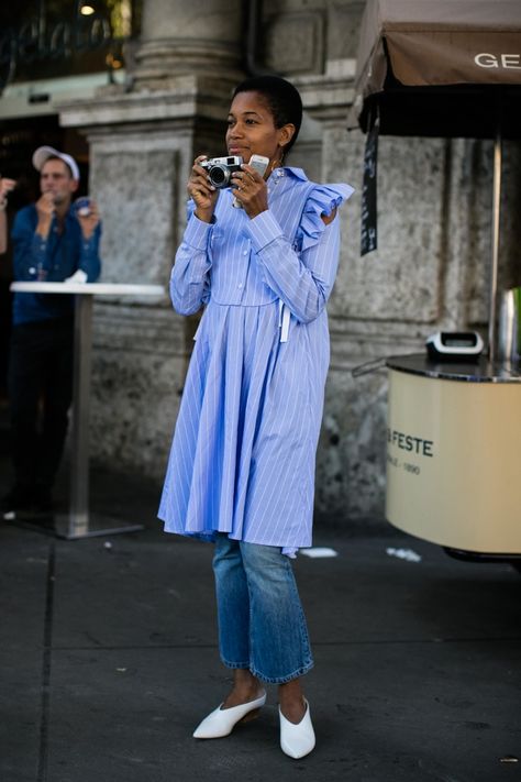 Street style de la Fashion Week printemps-été 2017 à Milan Dress Over Jeans, Dress Over Pants, Style Désinvolte Chic, Upcycle Shirt, Street Style 2017, La Fashion Week, Milan Fashion Weeks, Olivia Palermo, Summer Fashion Trends