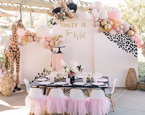 Boho Animal Birthday Party, Pink Safari Birthday Party, Cheetah Birthday Party, Giraffe Birthday Parties, Wild Theme, Third Birthday Girl, Baptism Themes, Pink Safari, 2nd Birthday Party For Girl