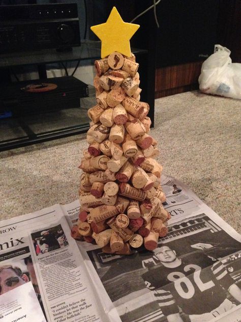 Take this and stick it into the top of the cone, so that the wooden star resembles the star on top of a Christmas tree. Description from katiecalvert93.wordpress.com.....this really is cute! Wine Christmas Tree, Cork Christmas Tree, Wine Cork Diy Projects, Wine Cork Christmas, Wine Cork Crafts Christmas, Cork Diy Projects, Wine Cork Christmas Tree, Cork Christmas, Cork Crafts Christmas