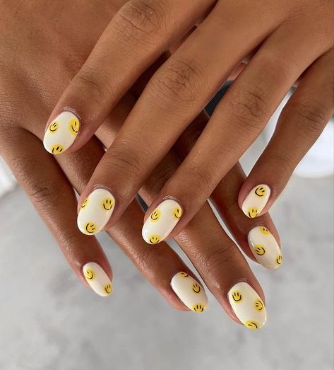 50+ Yellow Nails to Inspire Your Next Mani; smiley face nails! This includes yellow nails design, yellow nails acrylic, yellow nails short, yellow nails with flowers, yellow nails acrylic coffin long, yellow nails ideas, yellow nails design glitter, yellow nails with daisy & more! This also includes yellow nail art, yellow nail ideas, yellow nail ideas summer, yellow nail designs, summer nails, spring nails, summer nails ideas and more! #yellownails #yellownailsdesign #yellownailsideas Summer Yellow Nails, Yellow Nail Art, Yellow Nails Design, Pretty Nail Colors, Cute Short Nails, Daisy Nails, Short Nails Art, Summer Yellow, Short Nail