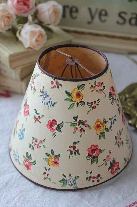 Cottagecore Lampshade, Lampshade Inspiration, Vintage Lamp Shade, Interior Farmhouse, Floral Farmhouse, Retro Decoration, Little Cottages, Vintage Styling, Dream Cottage