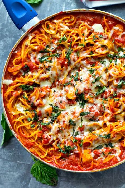 Spaghetti night gets kicked up a notch! This easy creamy chicken tomato basil spaghetti skillet will only take 30 minutes of your busy weeknight and even the pickiest eaters will love it! Chicken Tomato Basil, Tomato Basil Spaghetti, Basil Spaghetti, Easy Creamy Chicken, Tomato Basil Chicken, Chicken Tomato, Whole Wheat Spaghetti, Spaghetti Dinner, Iron Skillet Recipes